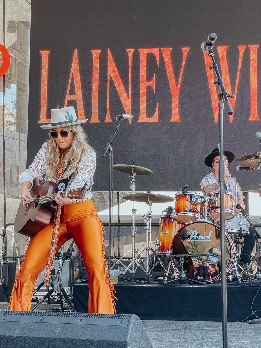 karanzaa's tweet photo. Phew 🥵 I couldn’t figure out why Texas was so hot but then @laineywilson hit the stage and it all made sense 🤍

crush 1000000000. https://t.co/zrsBNtxZOD