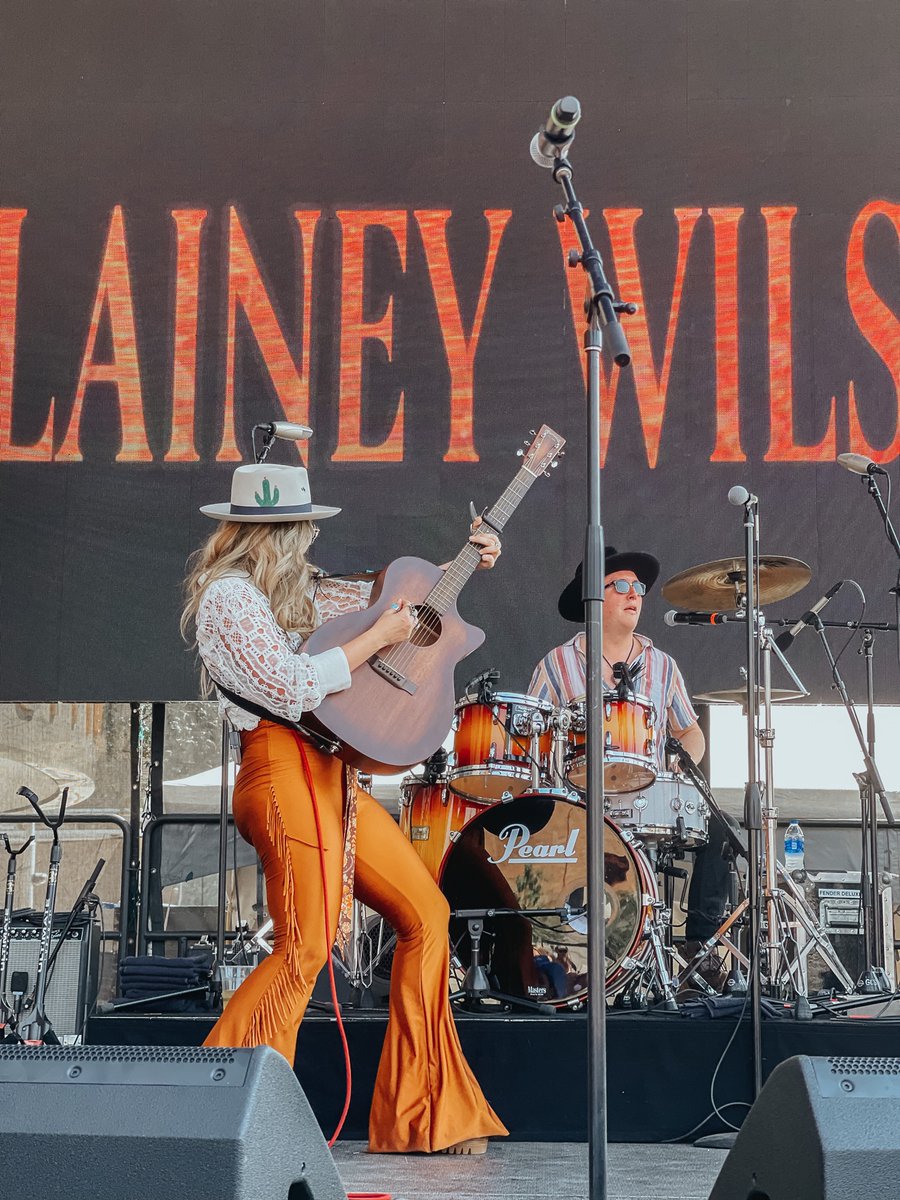 karanzaa's tweet photo. Phew 🥵 I couldn’t figure out why Texas was so hot but then @laineywilson hit the stage and it all made sense 🤍

crush 1000000000. https://t.co/zrsBNtxZOD