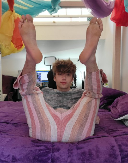 Your view as my friend who came over to "hang out" https://t.co/Y7drfPhHmB