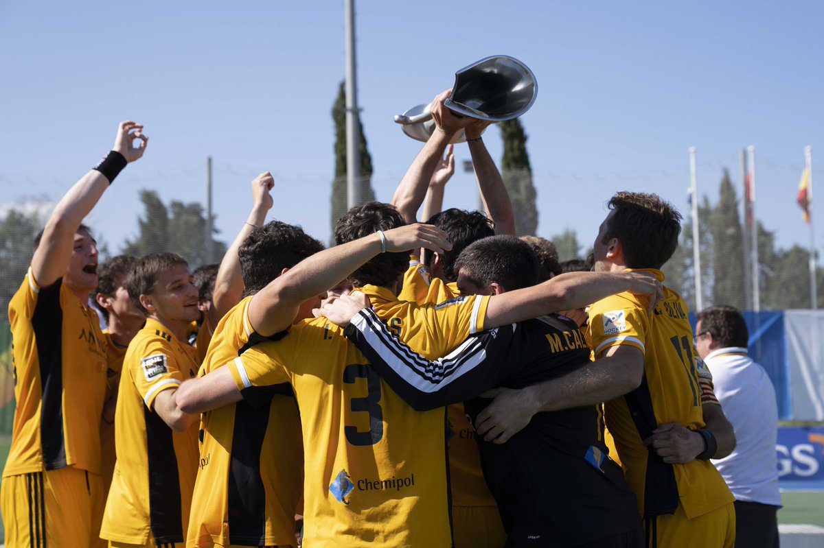 totcosta's tweet photo. 🏑 MARXAR I TORNAR I GUANYAR LA LLIGA 

Això és el que ha fet @RocOliva1 que una vegada jubilat de l'hoquei herba @AtleticTerrassa l'ha tornat a reclamar i s'han proclamat campions de lliga 

https://t.co/30gNn0UzOd https://t.co/VFglgQMVED