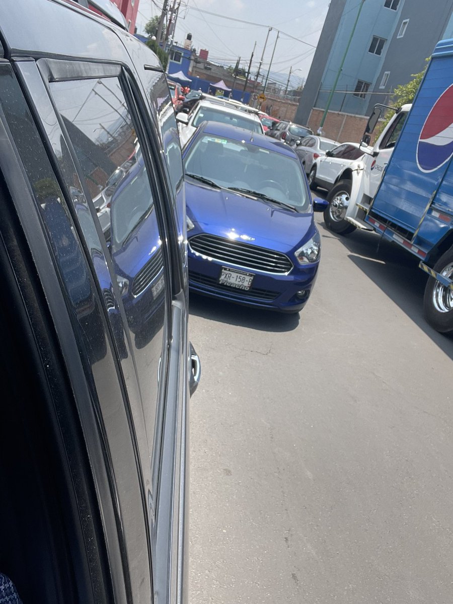 Instituto Inglés Mexicano en Coapa dueños de la calle entorpeciendo el tráfico todos los días #Tlalpan