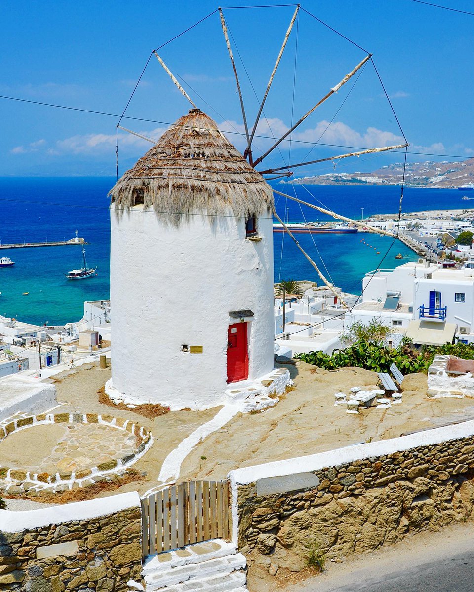 GreekPictures's tweet photo. Located in the #Cyclades and surrounded by the blue-green water of the #Aegean sits whitewashed, windmill-strewn #Mykonos, the island of the winds. 
IG 📷 mtravelove https://t.co/DYprc2U4b4