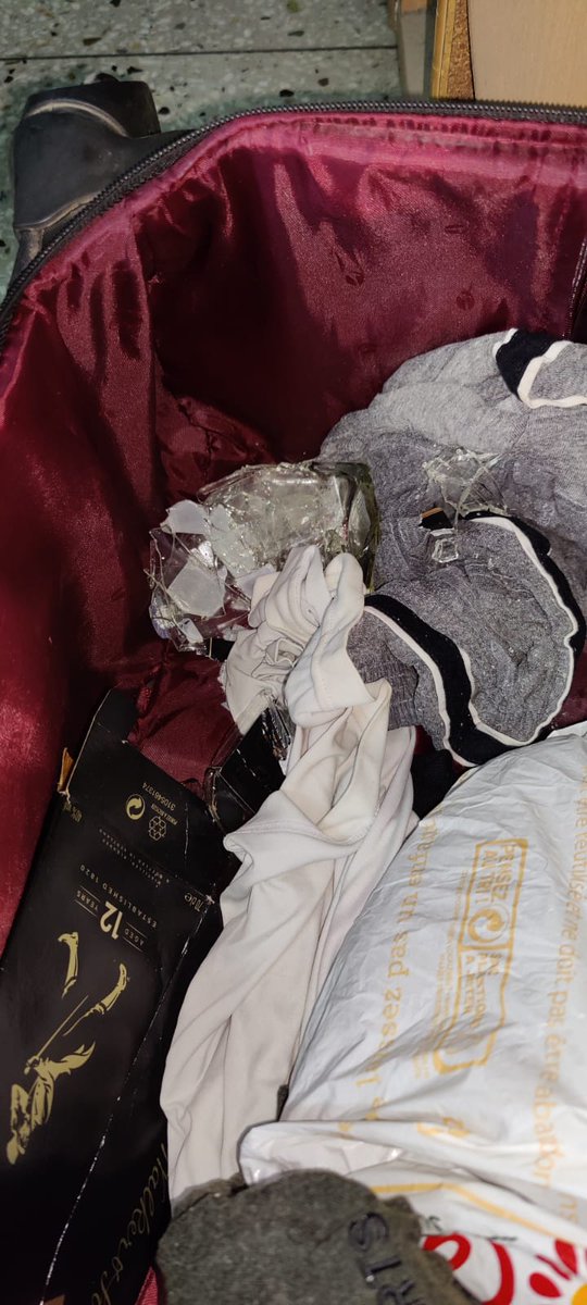 SouravGuin7's tweet photo. @GoFirstairways I urge you to look into this and take some responsibility for it. The entire luggage was filled with liquor. Please look into it urgently. 

Passenger details:
Name:Utsav Bhattacharya
PNR: J5WJQF
Seat no: 23C https://t.co/nQnN8YYxzf