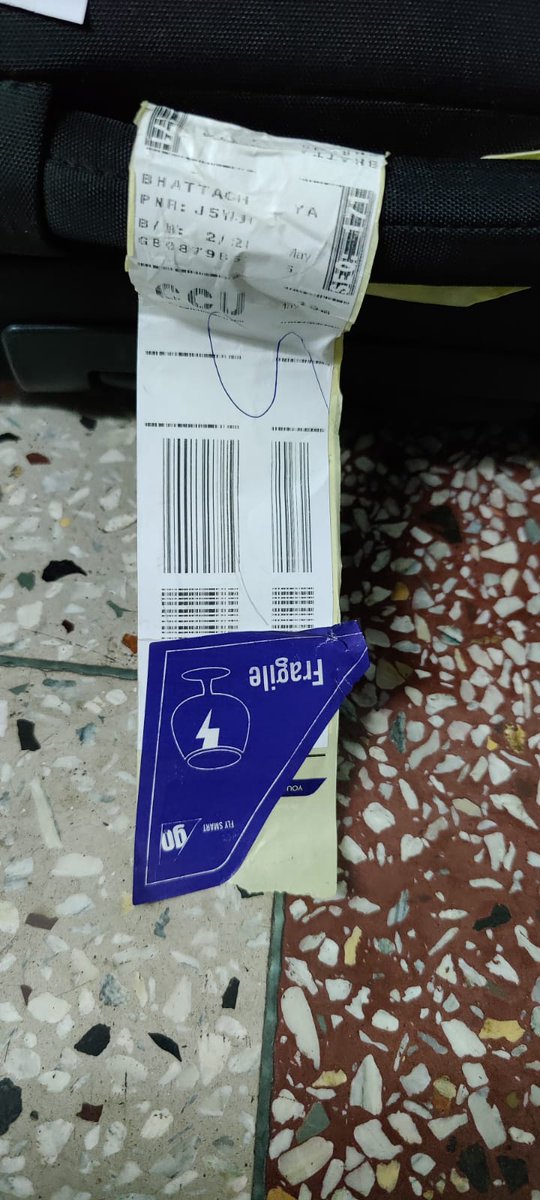 SouravGuin7's tweet photo. @GoFirstairways I urge you to look into this and take some responsibility for it. The entire luggage was filled with liquor. Please look into it urgently. 

Passenger details:
Name:Utsav Bhattacharya
PNR: J5WJQF
Seat no: 23C https://t.co/nQnN8YYxzf