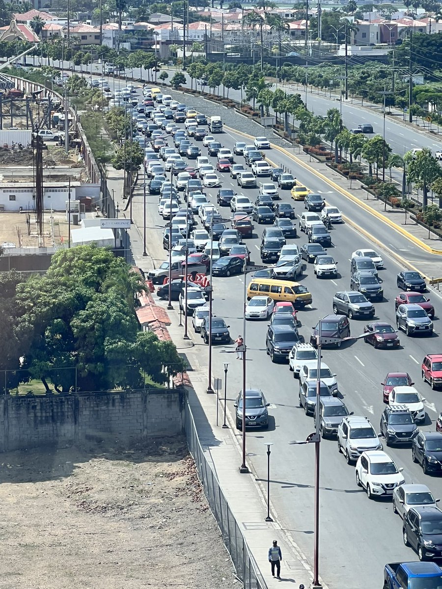 alejolagos's tweet photo. Este es el caos habitual debido a los colegios en el sector Tornero en la vía a Samborondón. Los colegios deberían tener la infraestructura necesaria para hacer filas internas sin generar este desastre.

¿Hasta cuándo? 

@atvsamborondon https://t.co/QSDtrsAFCY