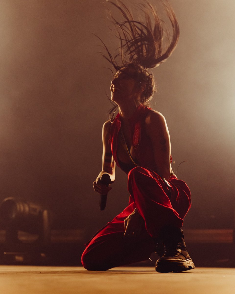 lights's tweet photo. And that’s a wrap on baby I’m back. Pretty safe to say the last show, in Toronto, was my best show ever. I can’t thank the team enough, you are rl angels. https://t.co/afLf6sNHKw