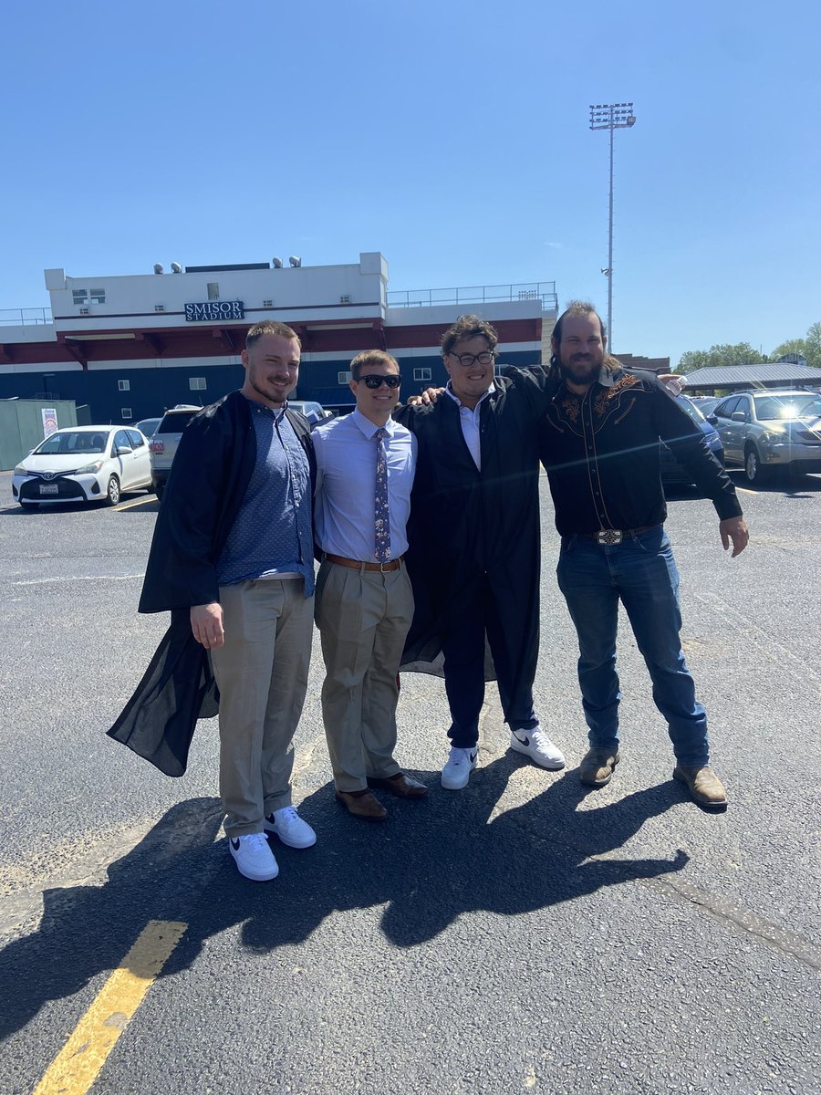 BeckerLayne's tweet photo. It’s been a long time coming, a road that I walked that was hard, but made me a much better person. The people I met, the places I went, the college I developed a deep love for. Last Saturday I got the degree I have wanted since middle school. I’m just so thankful for all of it. https://t.co/17NAajy3eu