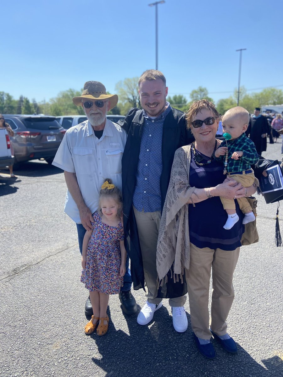 BeckerLayne's tweet photo. It’s been a long time coming, a road that I walked that was hard, but made me a much better person. The people I met, the places I went, the college I developed a deep love for. Last Saturday I got the degree I have wanted since middle school. I’m just so thankful for all of it. https://t.co/17NAajy3eu