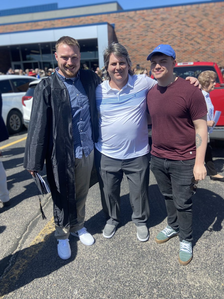 BeckerLayne's tweet photo. It’s been a long time coming, a road that I walked that was hard, but made me a much better person. The people I met, the places I went, the college I developed a deep love for. Last Saturday I got the degree I have wanted since middle school. I’m just so thankful for all of it. https://t.co/17NAajy3eu