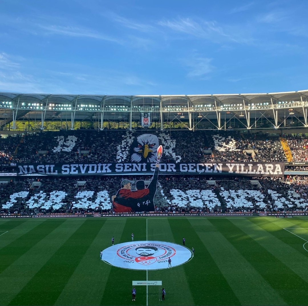 Kalbimin en orta yerinde büyük bir yangın var alevler içinde Beşiktaş sana yemin olsun! Bitmeyecek sevdan mezarımda bile.