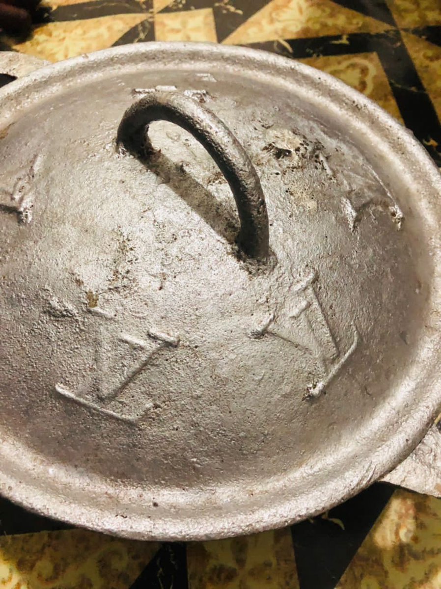 tonyavui's tweet photo. Does Louis Vuitton know they have a branch in SL that deals in pots
#SaloneTwitter https://t.co/V3p5SQSoXe
