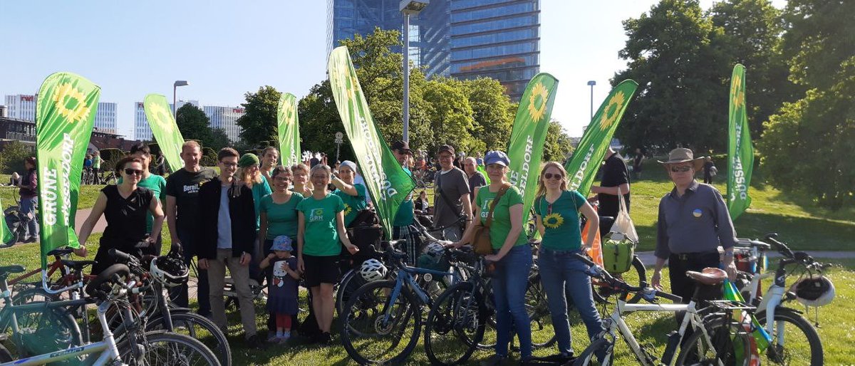 Bei perfektem Wetter und toller Stimmung sind gestern 5.000 Fahrradfahrer*innen aus ganz NRW bei der #VerkehrswendeJetztNRW mitgefahren, um für mehr Platz und weniger Barrieren für Fahrräder, Rollstühle und Fußverkehr und den Ausbau des ÖPNV zu demonstrieren.