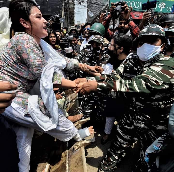 एडवोकेट आरफा खानम ने आज जिस बहादुरी और जज़्बे का मुज़ाहिरा किया वो वाक़ई में क़ाबिले तारीफ़ है.. पैर में चोट लेकिन फ़िर भी लोगों के हक़ के लिए लड़ीं..शाबाश आरफा..❤