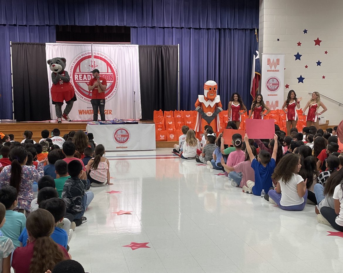 MaicherNely's tweet photo. 🚀 Such a fun start to our week! 🧡 @HoustonRockets @Whataburger @clutchthebear #ReadNation @LauraBush_Elem https://t.co/6vfr19Ztbm