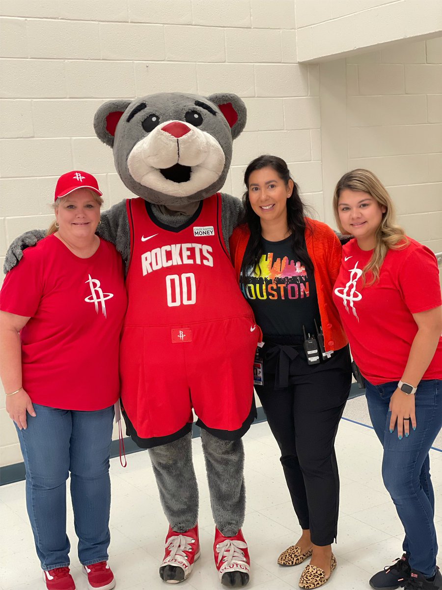 MaicherNely's tweet photo. 🚀 Such a fun start to our week! 🧡 @HoustonRockets @Whataburger @clutchthebear #ReadNation @LauraBush_Elem https://t.co/6vfr19Ztbm
