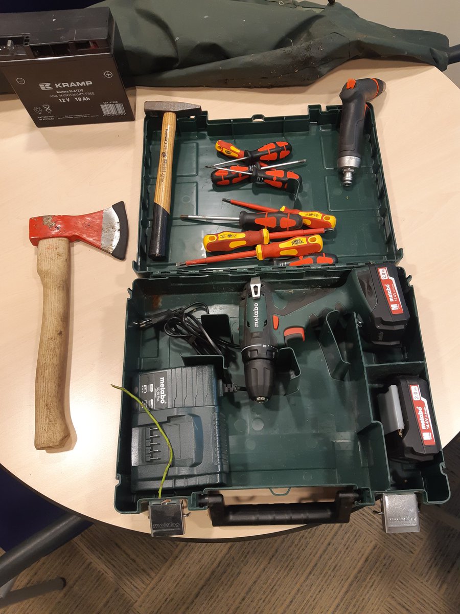 Vandaag gevonden in de bosjes bij de parkeerplaats, begraafplaats Oosterdalfsersteeg te Dalfsen. Mogelijk zijn de goederen van diefstal  afkomstig.  Wie herkent deze spullen of weet waar deze vandaan komen?