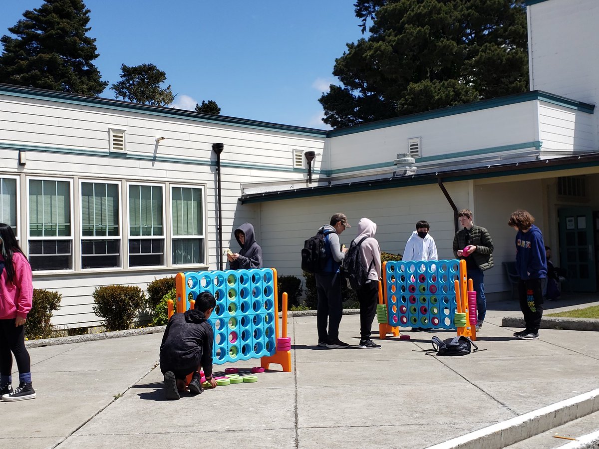 FbMiddle's tweet photo. FBMS lunch activities  #Connect4 #middleschool #SchoolRocks https://t.co/yN03q3T7IJ