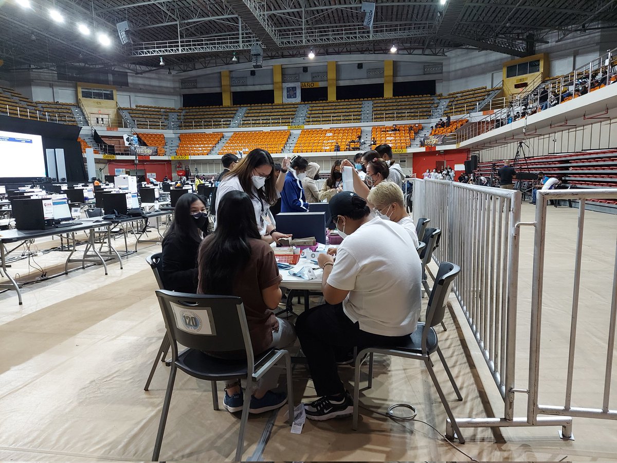 newswatchplusph's tweet photo. @eimorpsantos LOOK: PPCRV volunteers prepare for the manual encoding of election returns, which will be compared with the electronically transmitted results. #TheFilipinoVotes🇵🇭 | @eimorpsantos

Live updates: https://t.co/CxteeCNq5y https://t.co/Vn0hx3Ut2e