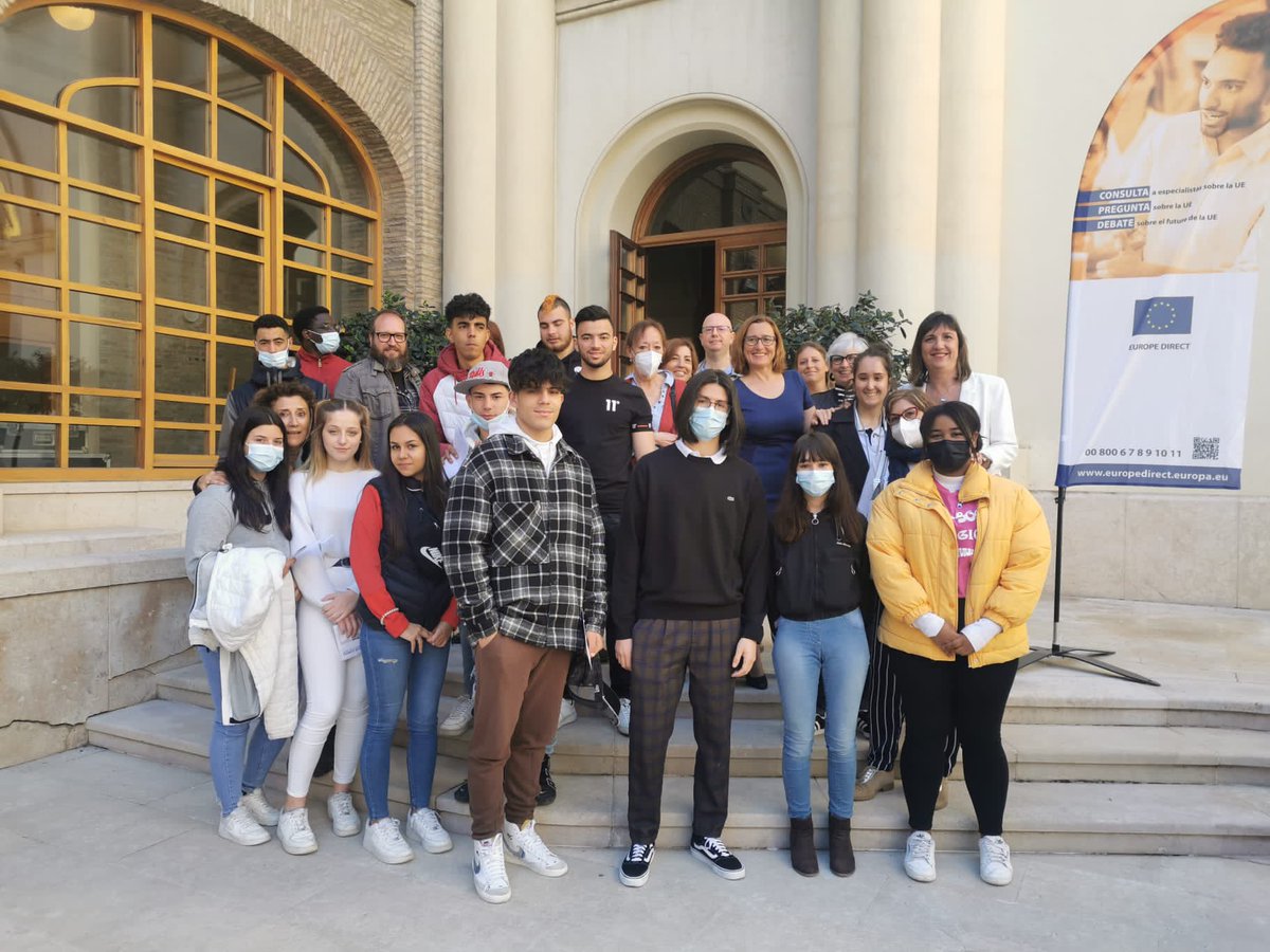 lolaranera's tweet photo. Sorpresa muy grata compartir también el #DíaDeEuropa con la red de #Adunare, que lleva años trabajando con jóvenes de la ciudad de Zaragoza.

¡Qué gran labor de los responsables de esta Fundación, con una educación en valores que es referente en Europa! https://t.co/O977VCeLln