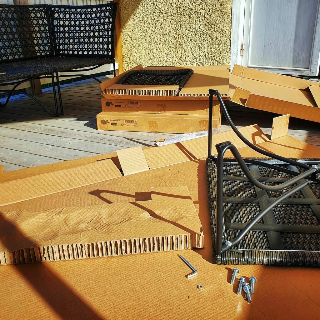 MatsEk's tweet photo. Äntligen nya utemöbler! Det tog nog två år innan vi satte ner foten (toffeln?). Ryggen sa inte tack till valet av monteringsplats. Snart sommar!
#utemöbler #montering #IKEA #förberedelser #psykiatern https://t.co/kDdaEo5Jgh https://t.co/vkISTrbPjm