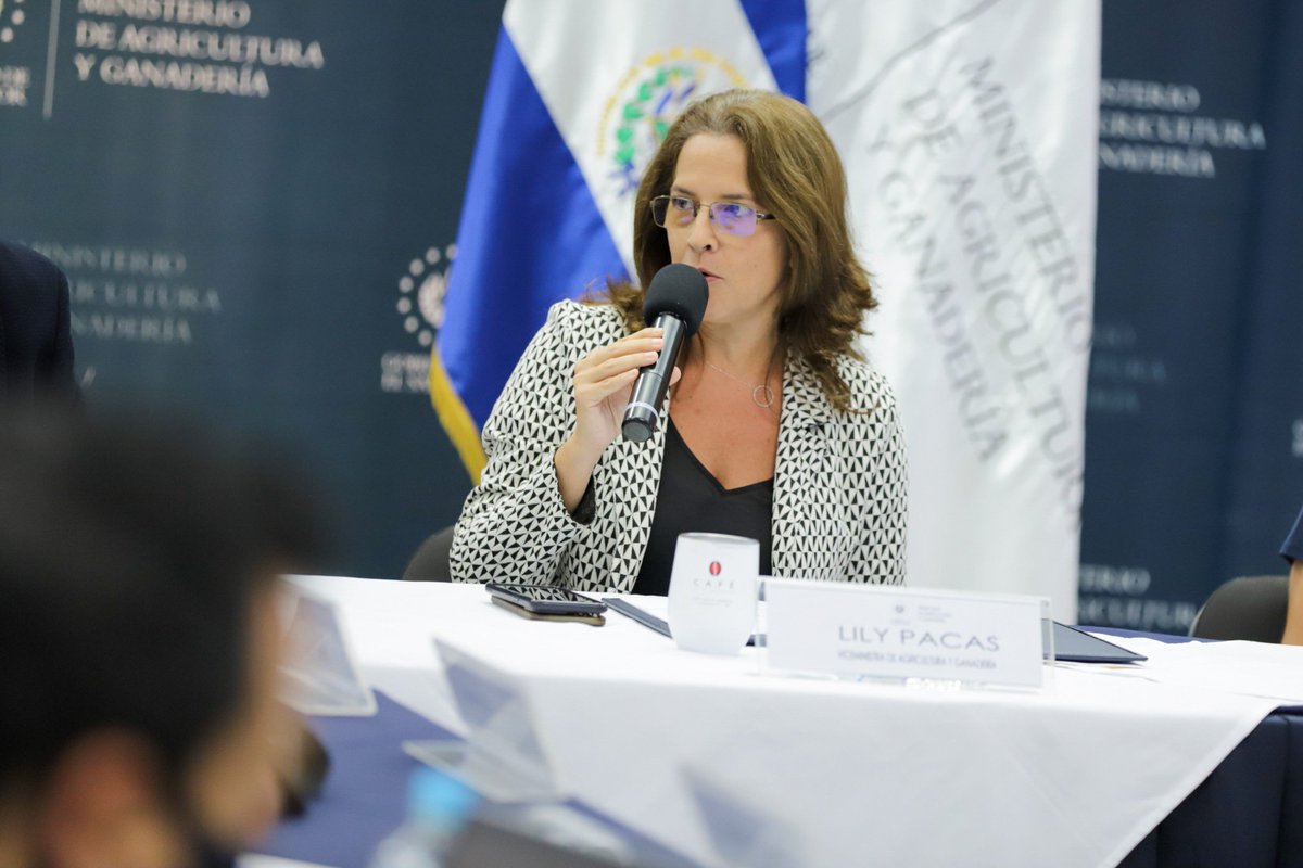 ENA_ElSalvador's tweet photo. "El Presidente @nayibbukele nos ha pedido intervenir todas las cadenas productivas, por ello, tener aliados como la @ualmeria va a fortalecer a la ENA y podremos tener a más jóvenes y profesionales preparados para recuperar la producción nacional”, Viceministra @lily_pacas. https://t.co/LxPoLl1JnF