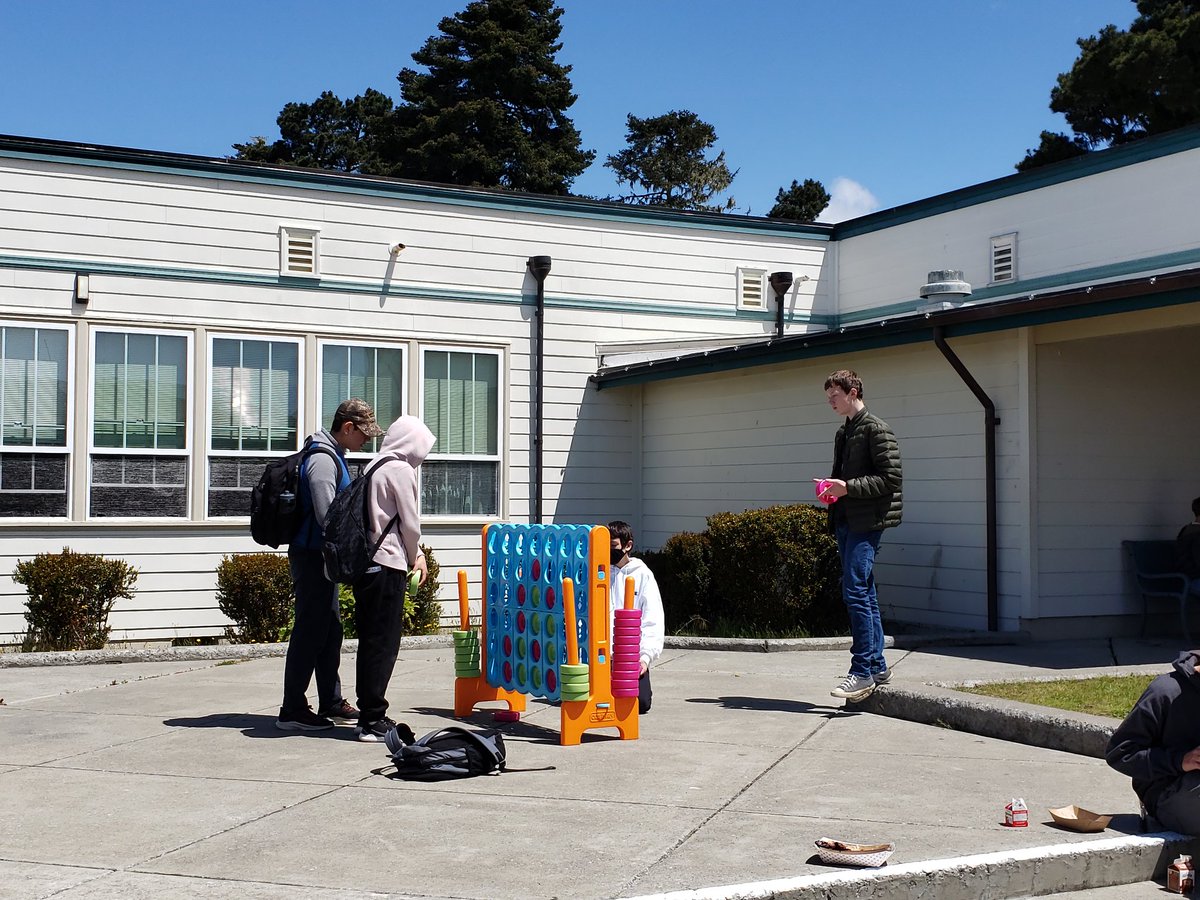 FbMiddle's tweet photo. FBMS lunch activities  #Connect4 #middleschool #SchoolRocks https://t.co/yN03q3T7IJ