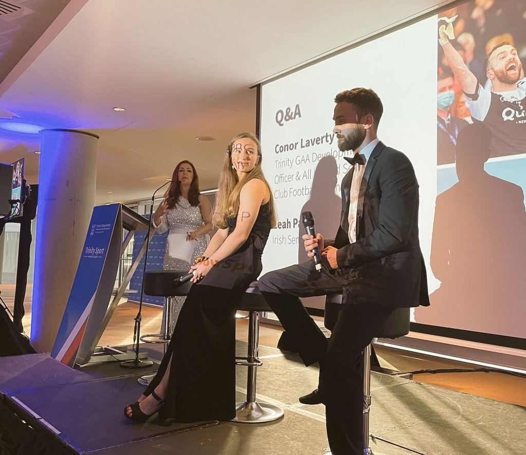 Kicking off #TrinitySportsAwards2022 with special guest speakers
All Ireland Senior Club champion @KilcooGAC  @ConorLav14 and @cricketireland player Leah Paul stage chatting to MC @MaireTNC

#CelebrateYourSport #TrinitySportAwards2022