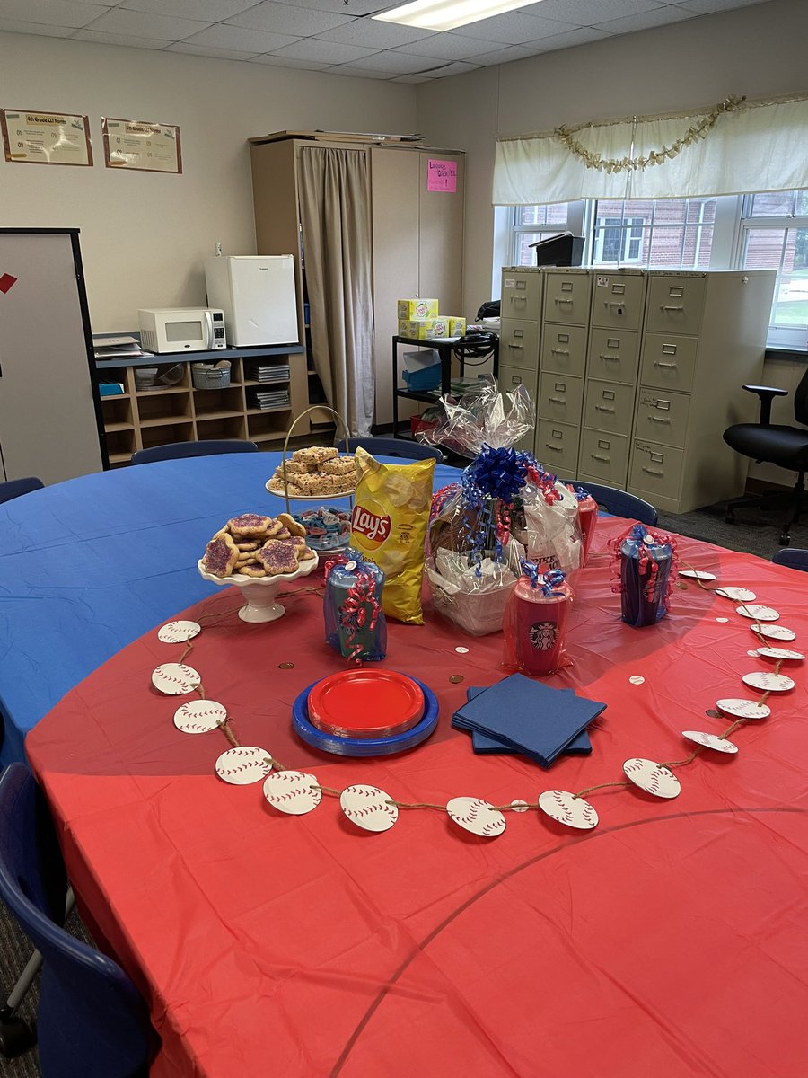 olin_kayla's tweet photo. Thank you @PapaJohns @jerseymikes and @Starbucks for the amazing donations to our first grade winning lunch! Thank you to @edtechsavy for the fun game and @MrsRoberson_52 for coving out lunch/recess duty today! Our coaches are the best! #sparkspringtraining @SparksElemFISD https://t.co/XQKAU9PrLE