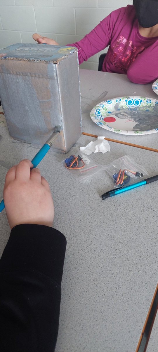 sarah_sarahryan's tweet photo. "Robotz (certainly do) Got Brilliance" in Ms. Cormier's class. So impressed at the team work and overall enthusiasm today. @murrcormier @OysterPond_hrsb @TILTHRCE @brilliant_labs #MakeSomethingBrilliant #bBoard #MakerEdNS https://t.co/HMdTacgJPe