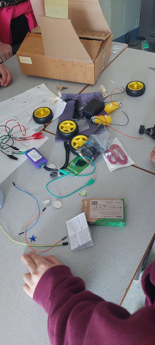 sarah_sarahryan's tweet photo. "Robotz (certainly do) Got Brilliance" in Ms. Cormier's class. So impressed at the team work and overall enthusiasm today. @murrcormier @OysterPond_hrsb @TILTHRCE @brilliant_labs #MakeSomethingBrilliant #bBoard #MakerEdNS https://t.co/HMdTacgJPe