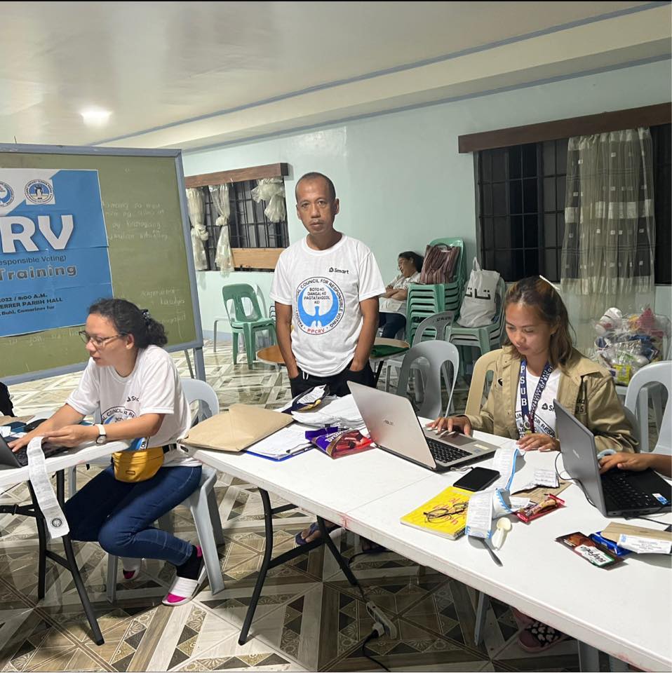 mayocesar's tweet image. PPCRV volunteers encoding the vote results at 3:00 AM of May 10, 2022. into the Bantay Bayan Website.

#PPCRVVolunteers #PPCRV #PPCRV2022 #VolunteersInAction #Halalan2022