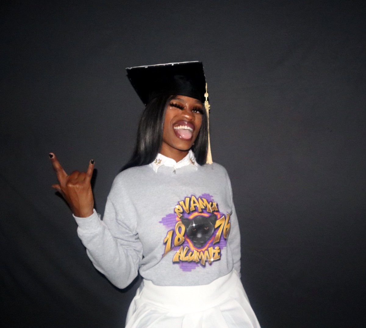 thebarson's tweet photo. If I have to get this degree imma make it look sexy…. 5 days till 👩🏾‍🎓#pvamu22 Naruto Fans wya https://t.co/32D92U9LsY