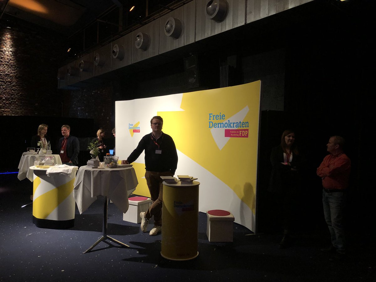 Parteienabend beim DGB-Bundeskongress. Spannende Diskussion mit den demokratischen Parteien… und am Stand der <a href="/fdp/">FDP</a> steppt der Bär 😀 #dgb22