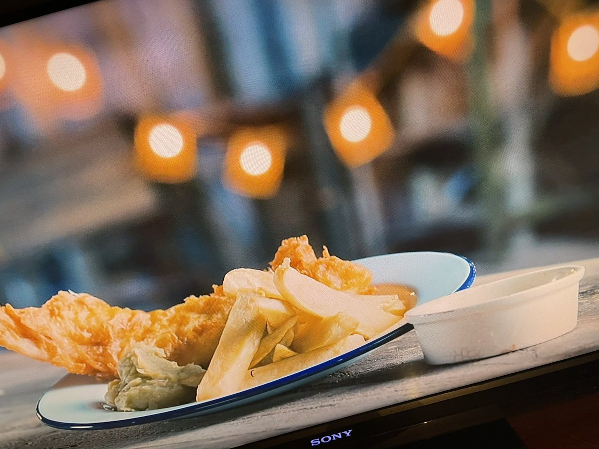 20 minutes in to Britain’s Top Takeaways on <a href="/BBCTwo/">BBC Two</a> and we’re already craving #fishandchips!