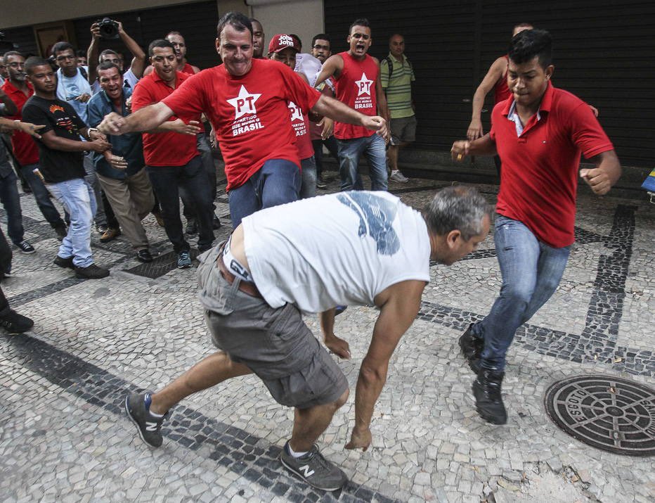 Por terem se fechado ao debate há muitos anos e adotado a mera rotulação simplista como arma de silenciamento do contraditório, boa parte do pessoal à esquerda tem dificuldade com nuances, e o maniqueísmo dessa visão de mundo, apesar de meio infantil, é violento, fascistoide. +