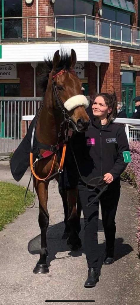 Lovely winner in Duke of Luckley @Southwell_Races tonight under @Sean_Bowen_ on his first ride for OfO @KeighleyTeam @belindakeighley @jasmin17417868 Still green but most definitely going the right way. Well bought by @GerryHoganBS Yet again the lucky colours of @SHibbett