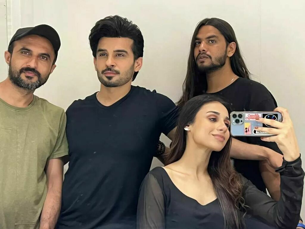 Showbiz_Fashion's tweet photo. Exclusive behind the scenes from the upcoming drama serial #Hasrat starring @imfahadsheikh @azekah.daniel @mashalkh and more!
First episode airs this Wednesday on @humtvpakistan
#fahadsheikh #azekahdaniel #mashalkh #humtvpakistan https://t.co/k4oGeC8Vkr