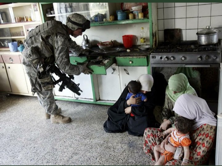 gianlucamart1's tweet photo. Prima che le forze Nato devastassero l'Iraq, il paese aveva il miglior sistema sanitario del Medio Oriente. Sono stati distrutti il 13% degli ospedali e il 50% dei medici ha lasciato il paese.
In basso l'eroico ritrovamento di un'arma chimica nel cassetto delle cipolle. https://t.co/M8GpixAlKL