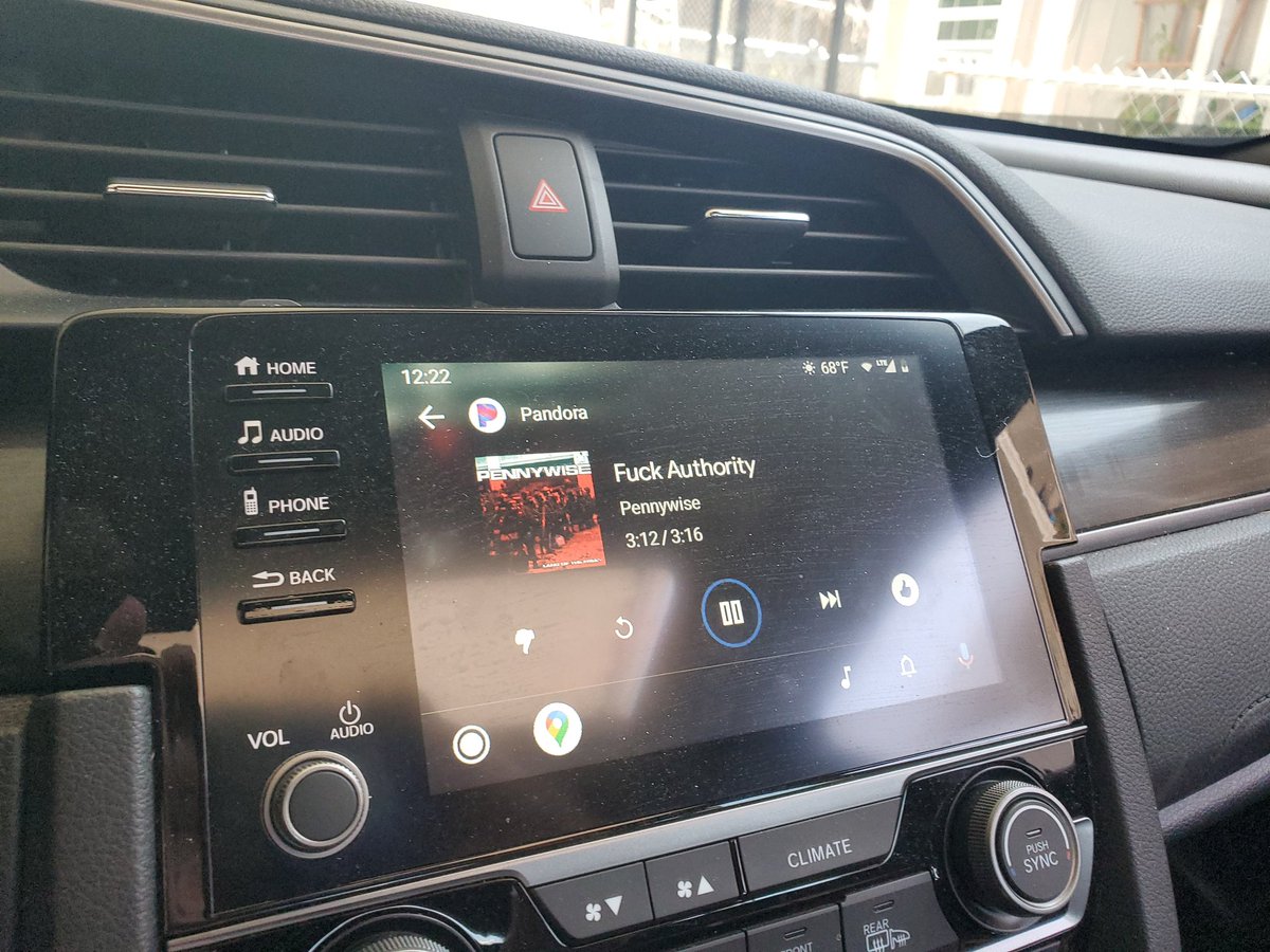 SheGAllin's tweet photo. Blaring #FUCK #AUTHORITY while at a light and a #HOTTT #MOTOCYCLE #COP rolled up to my side and threw up the #Horns \☆/
#weNEEDmoreofthis
#HEALthecopcommunityrelationships
#notallCOPSaredix https://t.co/fLDRxU1ECu