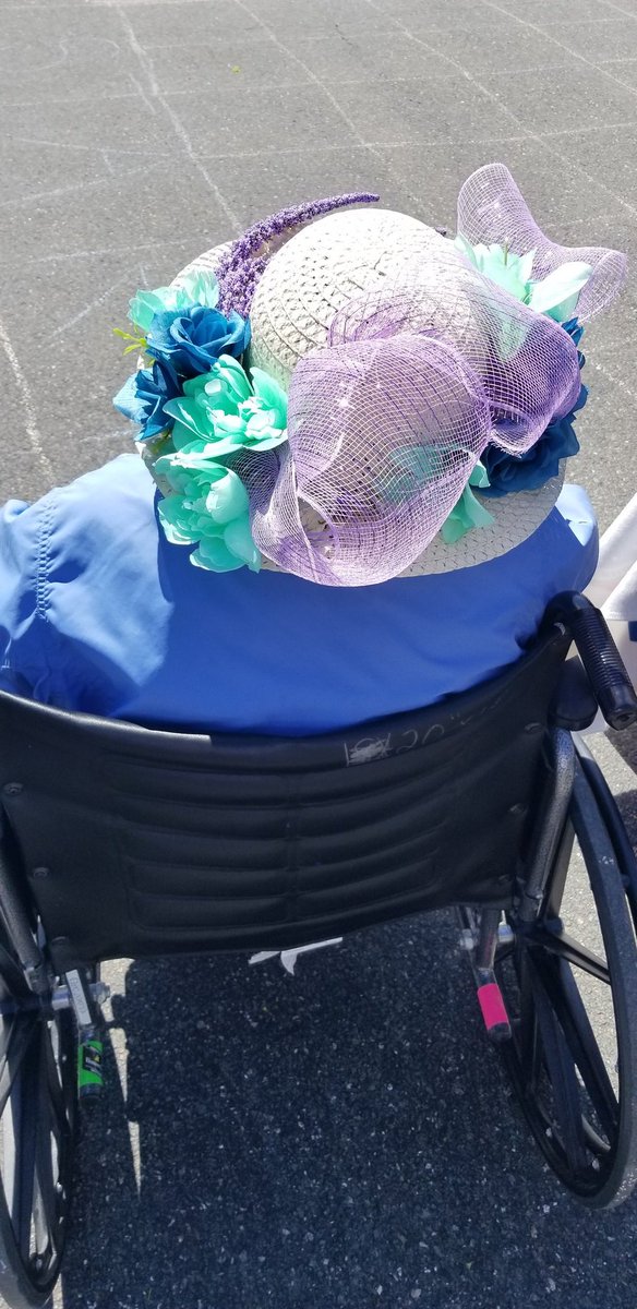 ALLYSON83973739's tweet photo. Spectators at the Derby all wore their best hats to root on the horses!
#RootedTogetherNSHC https://t.co/PKefbyh41F