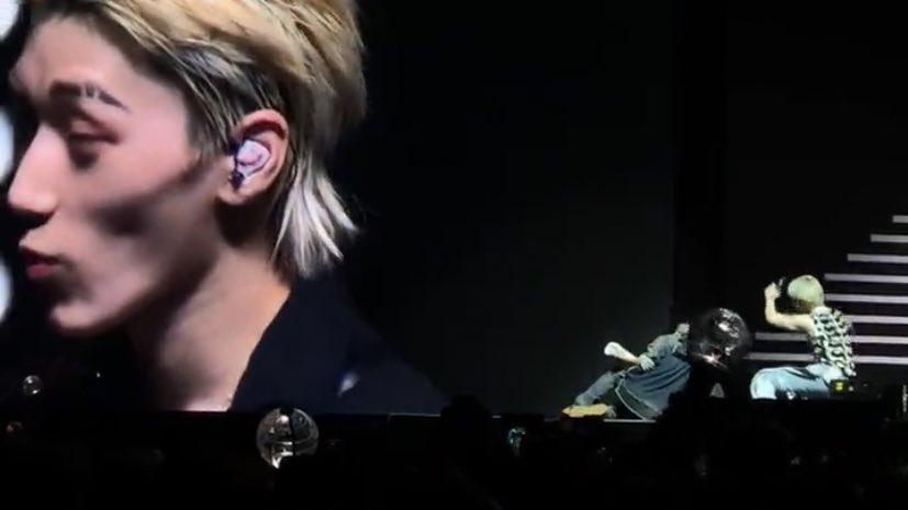 bxbysani's tweet photo. hongjoong and yeosang falling after looking at san close up 😭 https://t.co/6G8bU4thVx