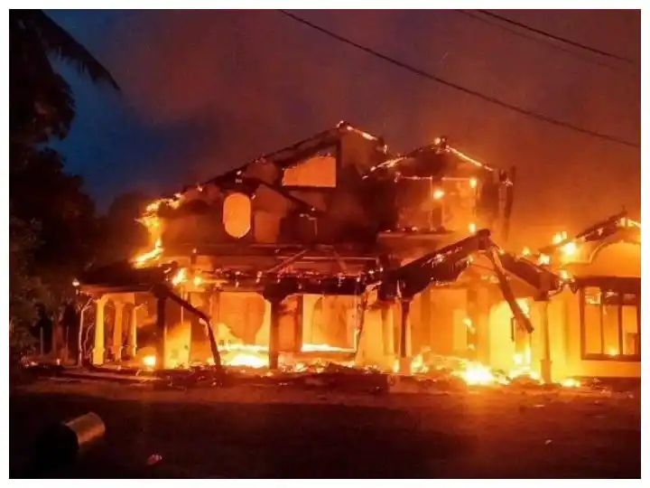 MelangeExpress's tweet photo. #SriLankaCrisis: Protestors Set PM MAHINDA RAJAPAKSA's House On Fire In Kurunegala
#SriLanka #MahindaRajapaksa https://t.co/og4mMnnBb1