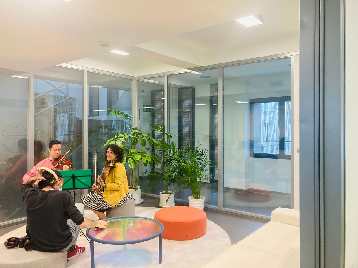 Con esto de celebrar el #DiadeEuropa en <a href="/EuroVertiC/">EuroVértice</a> pues ha venido a acompañarnos a la oficina este nuevo ayudante.Lo mismo te toca un poco de beethoven que te hace una agenda urbana...🎼🎶😊🎻 Un placer tocar junto a <a href="/CerezoMariano/">Mariano Cerezo</a> #mitrabajodehoyconsiste #biologaurbana