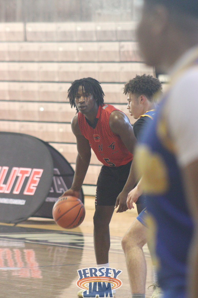 AthEliteAmerica's tweet photo. Sights from the exciting 17u championship game between @arkansasENG and @Hoopville_24! 📸 #BeElite https://t.co/h1BxrnZ0QB