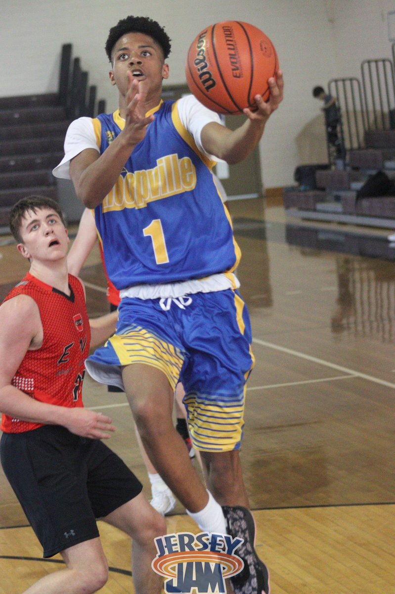 AthEliteAmerica's tweet photo. Sights from the exciting 17u championship game between @arkansasENG and @Hoopville_24! 📸 #BeElite https://t.co/h1BxrnZ0QB