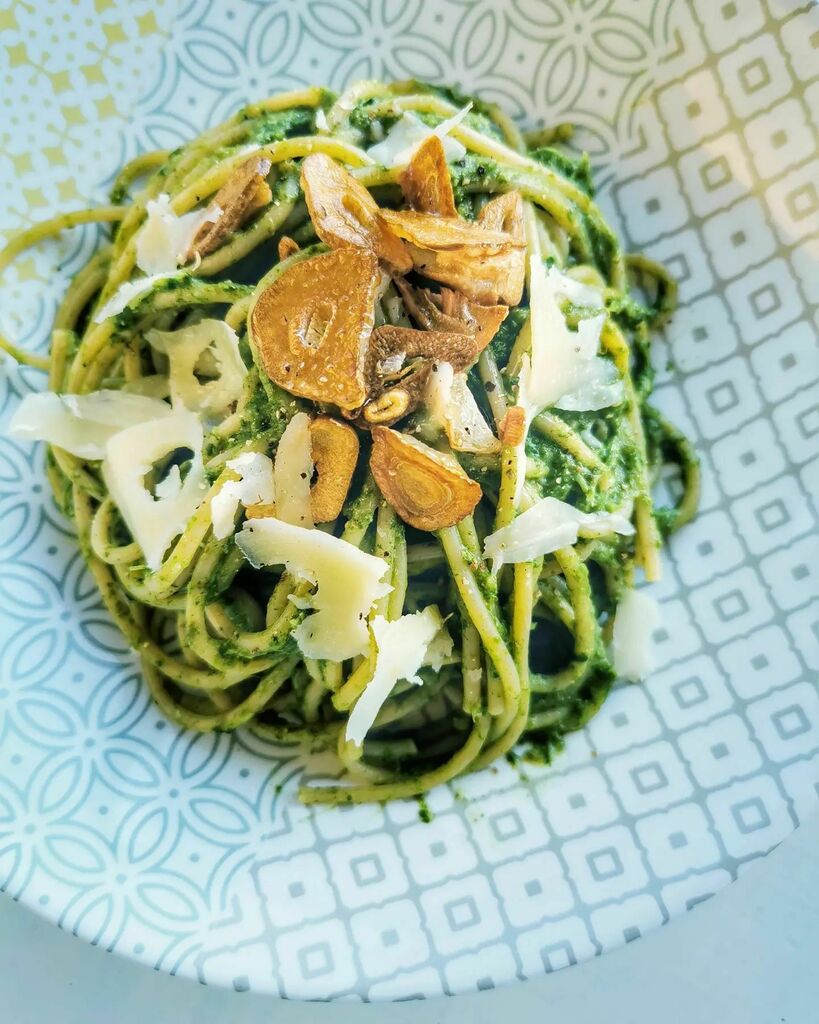 nadasto's tweet photo. Avec les moyens du bord...
Spaghettis bio complets, crème de feuilles de blettes et poireaux, ail nouveau frit, copeaux de Charlotte (brebis sec)
#bonappetit #pastalover #pastaforever #pastaforlife #homecooking #foodinspiration #garlic #green #vegetarian… https://t.co/wTVhIcMmeJ https://t.co/joMRuiqGqz