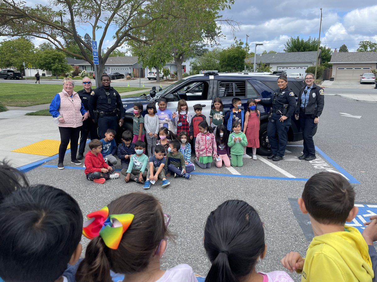 Thank you SJPD for visiting Oster! We thank you for your service! <a href="/OsterElementary/">Oster Elementary School</a> <a href="/USDUpdates/">Union School District</a> @usd_hr #SJPDROCKS