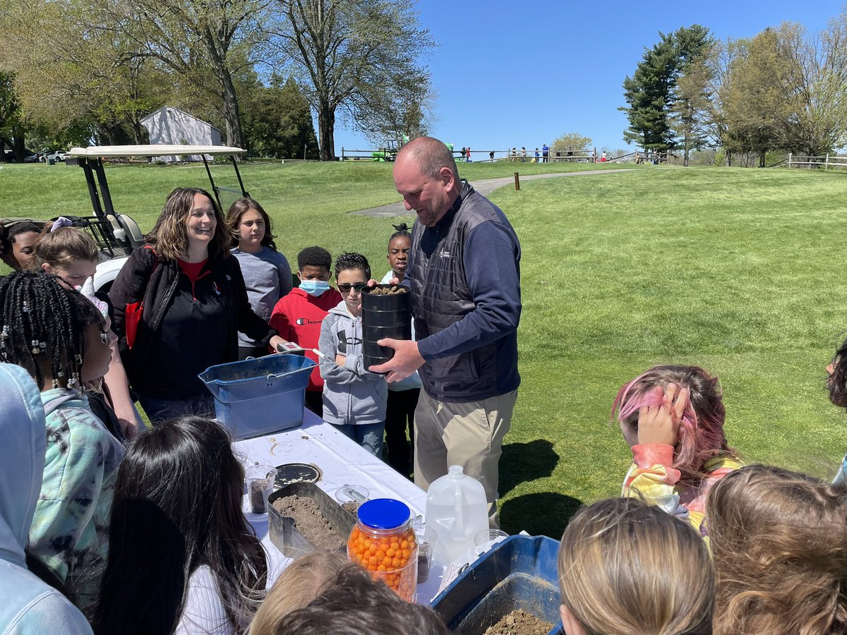 MikeFidanza's tweet photo. Here’s @alangfitz teaching 4th graders all about soil 😁 @gcsaa @pagcs1925 @thefirstgreen @cccgreens
#thefirstgreen #greenkeeping #STEM #golf #givingback https://t.co/ZM3dHgs7ZT