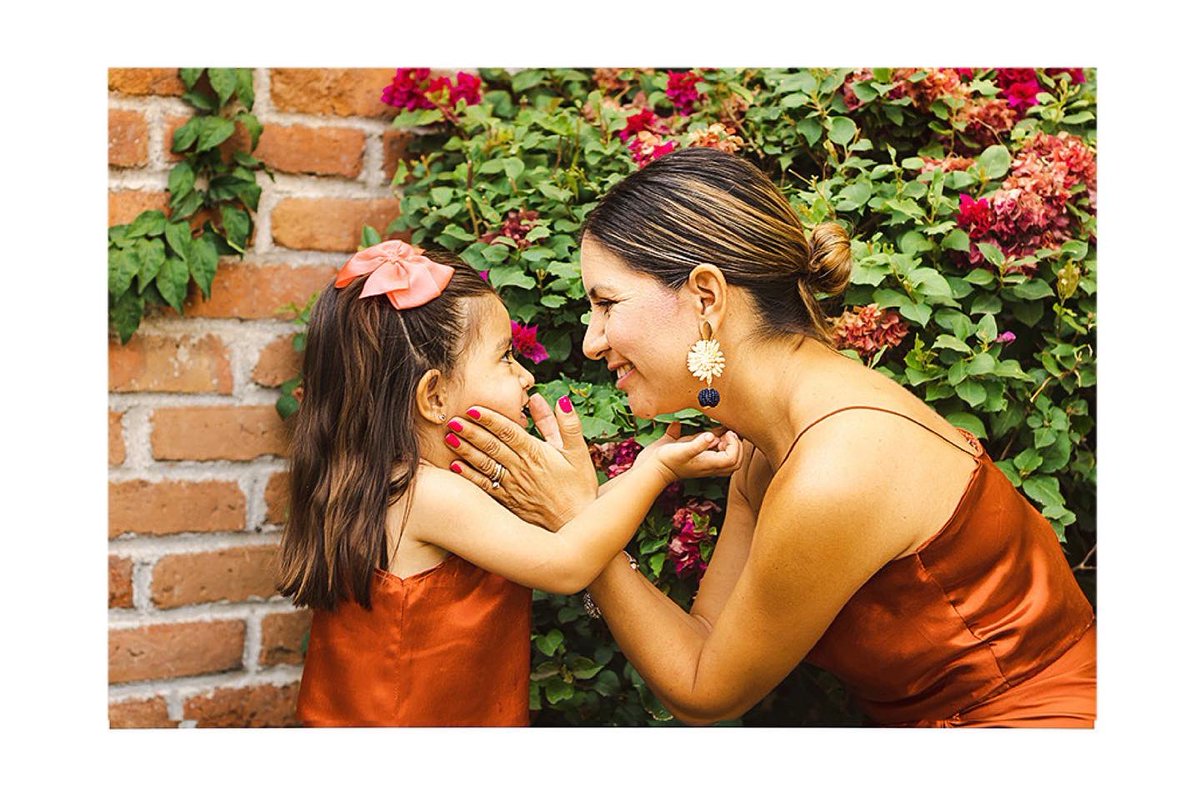 grettatrujillo's tweet photo. FELIZ DÍA DE LAS MADRES
Agradecer de donde venimos y lo que vamos construyendo. Gracias Mamá, gracias hija. Se merecen todo lo bonito que existe ✨
Shooting Día de la Madres
Vestidos @grettatrujillo 
Fotografía @agua.ph 
Modelos mi madre y mi hija
#GrettaTrujillo https://t.co/UAGWQXsIZn