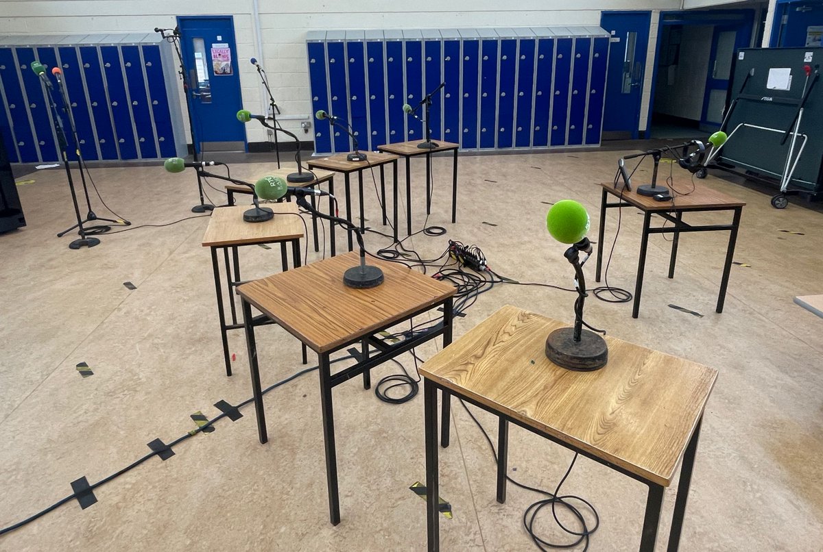 Tá stiúideo RTÉ Raidió na Gaeltachta réidh agus tá go leor sceitimíní i gColáiste Pobail Acla don chlár beo ‘Iris Aniar’ maidin inniu. Bígí ag éisteacht 9:15 -10:15rn. #rnag #rte #cpacla